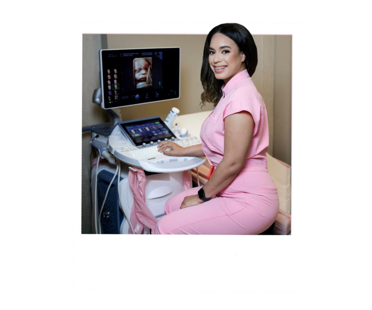 Dra. Castaños realizando una ecografía